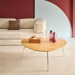 Afgeronde driehoekige salontafel met houteffect en verchroomde poten