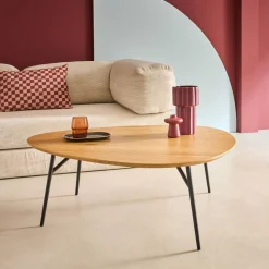 Afgeronde driehoekige salontafel eikeneffect met zwarte metalen poten