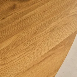 Afgeronde driehoekige salontafel eikeneffect met zwarte metalen poten