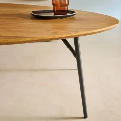 Afgeronde driehoekige salontafel eikeneffect met zwarte metalen poten