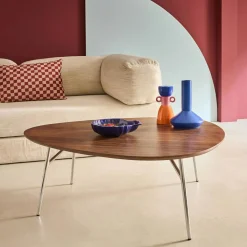 Afgeronde driehoekige salontafel met houteffect en verchroomde poten