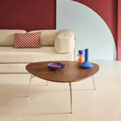 Afgeronde driehoekige salontafel met houteffect en verchroomde poten