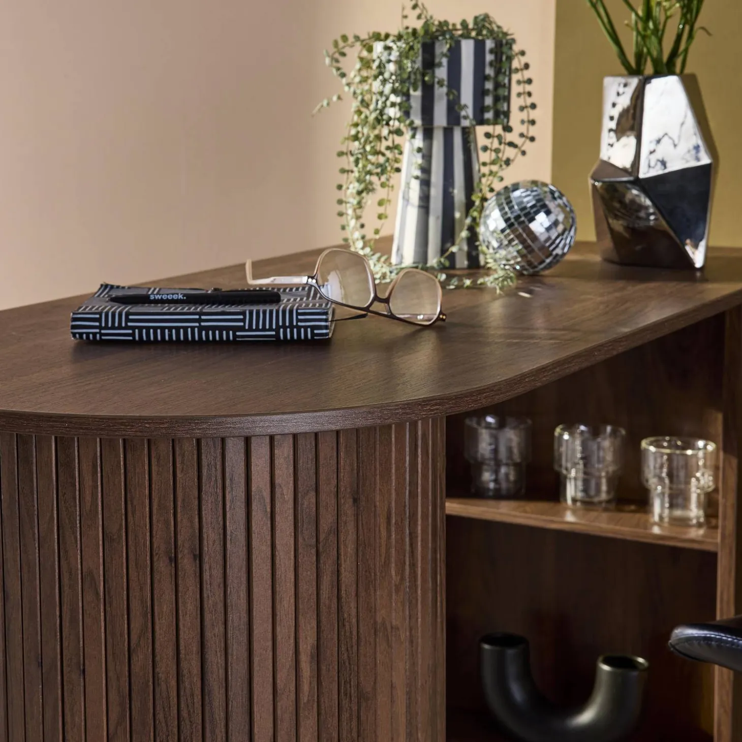 Bartafel, hoge keukentafel van houtdecor met opbergruimte