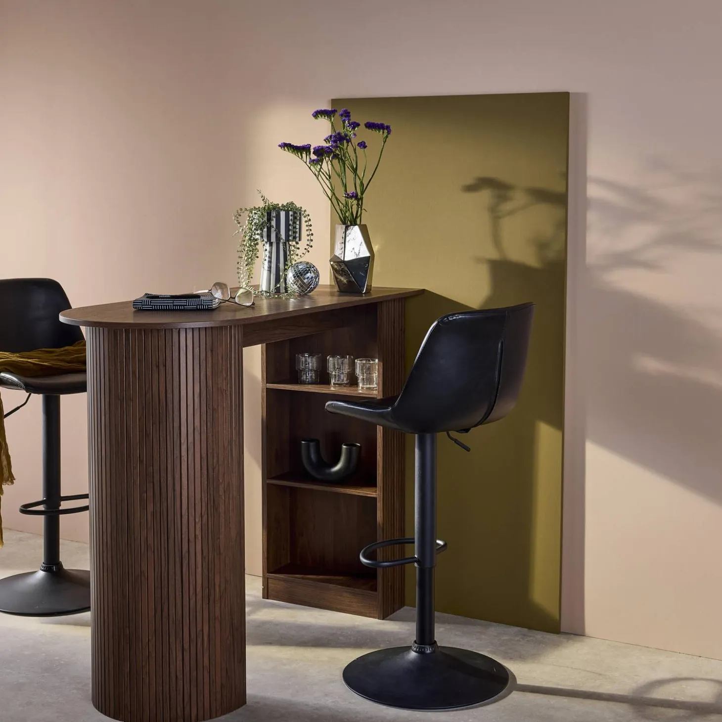 Bartafel, hoge keukentafel van houtdecor met opbergruimte
