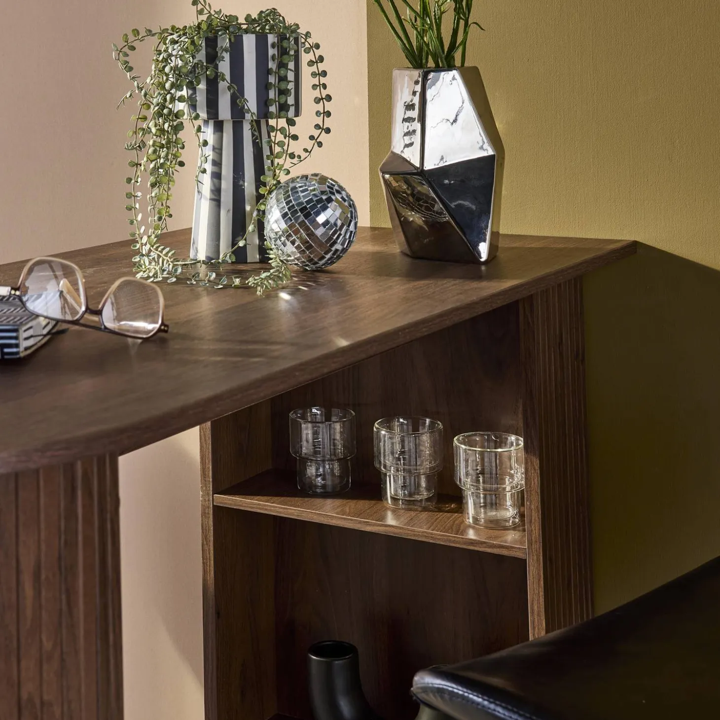 Bartafel, hoge keukentafel van houtdecor met opbergruimte