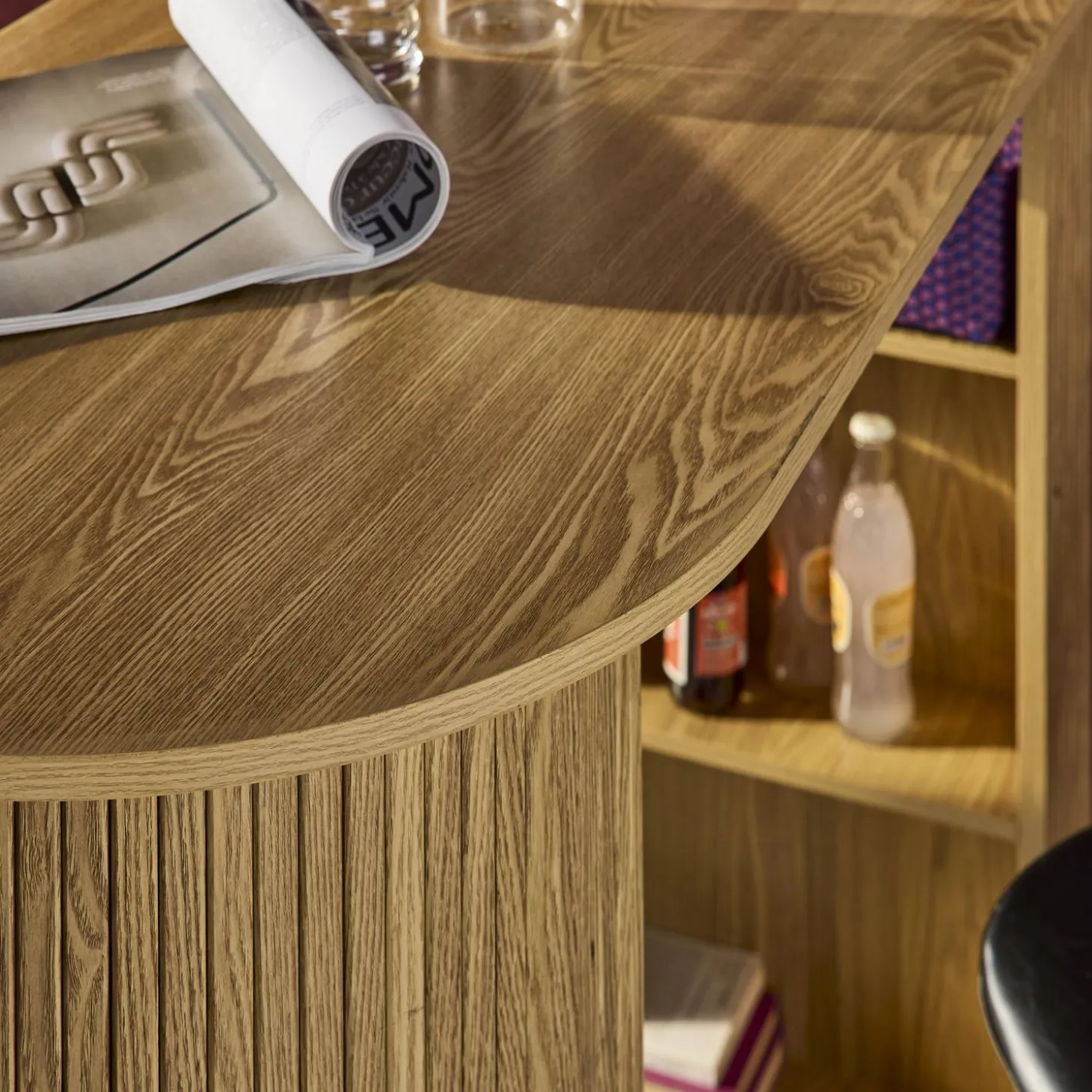 Bartafel, hoge keukentafel van houtdecor met opbergruimte