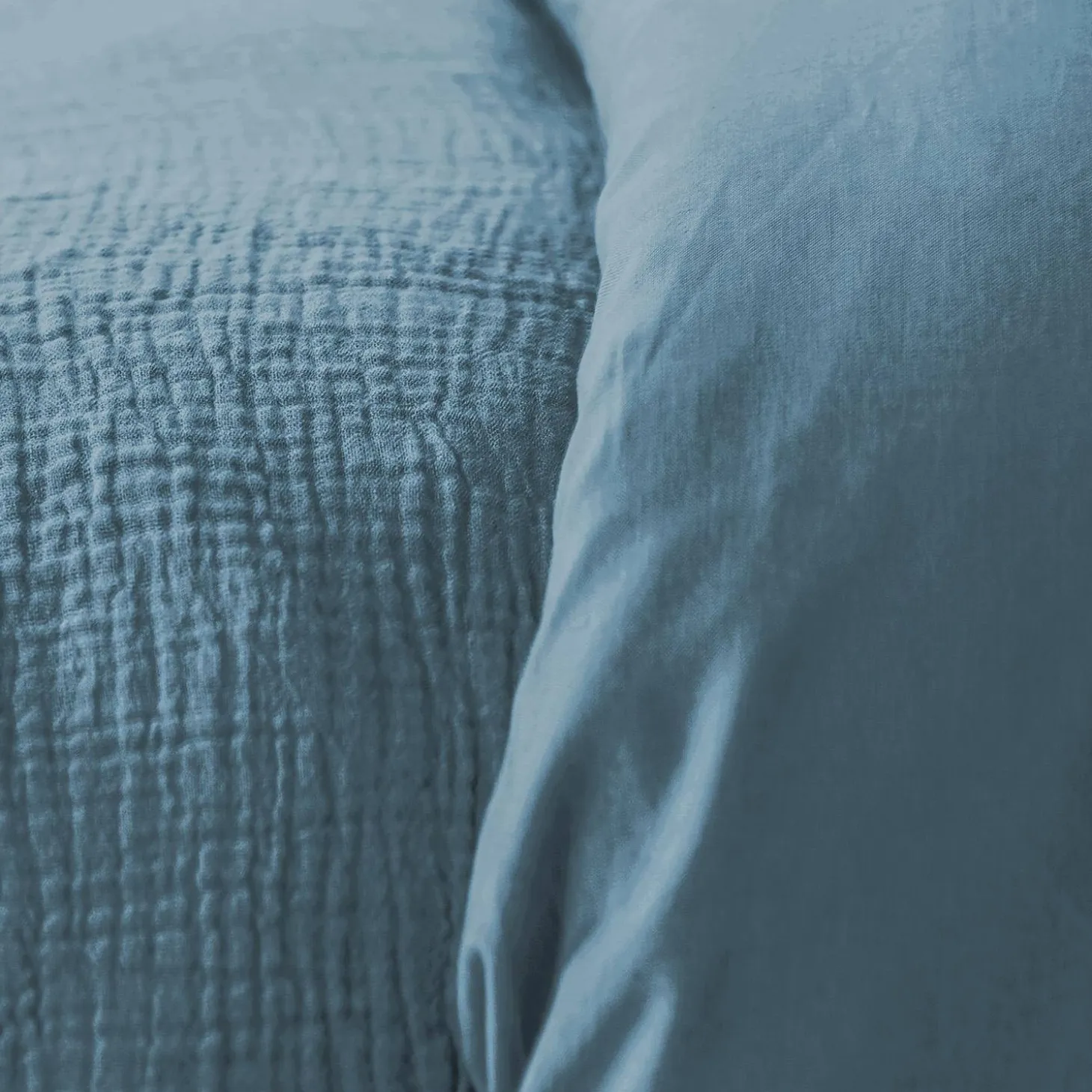 Beddengoedset in donkerblauw katoenen mousseline