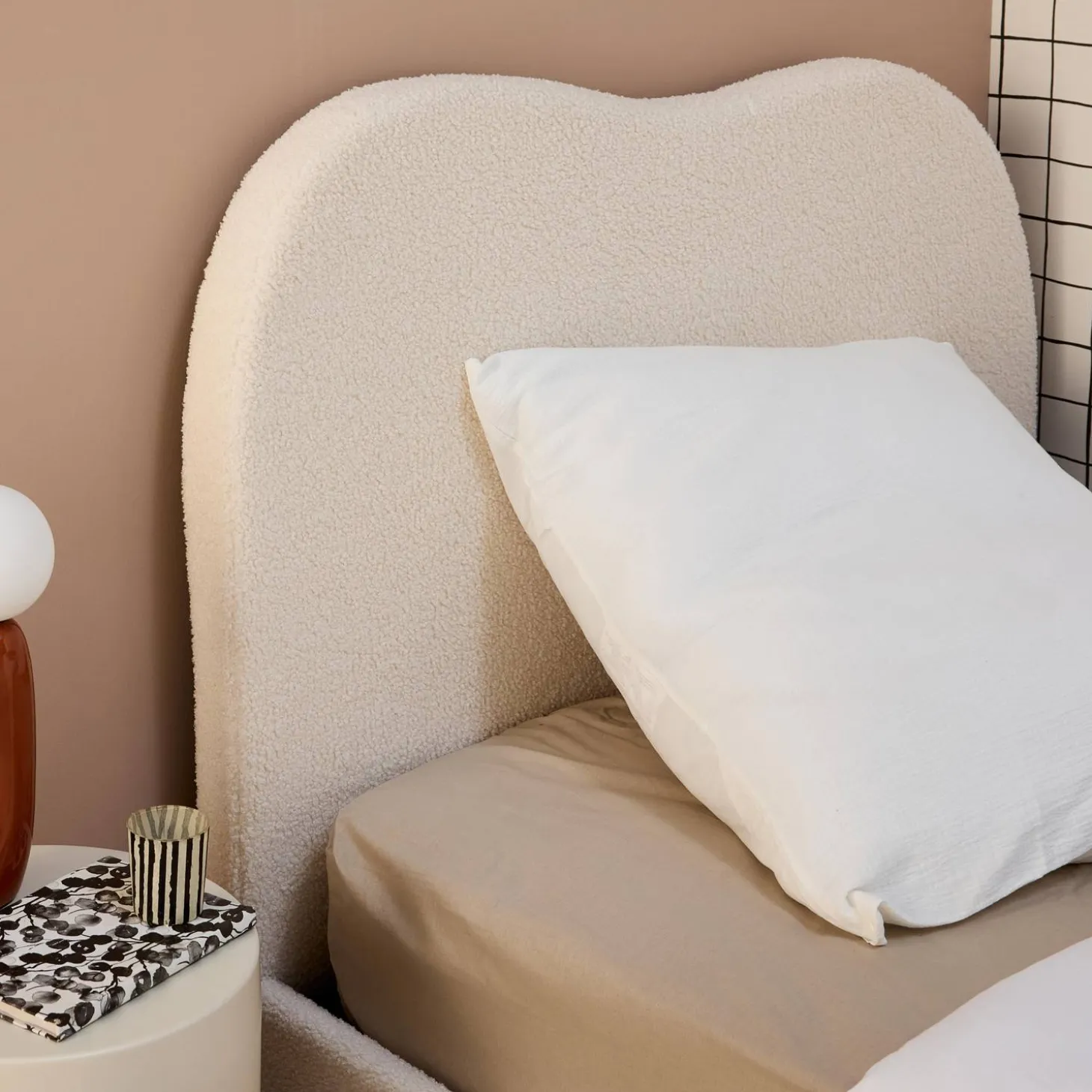 Bed met lattenbodem en hoofdeinde, wit met bouclé afwerking