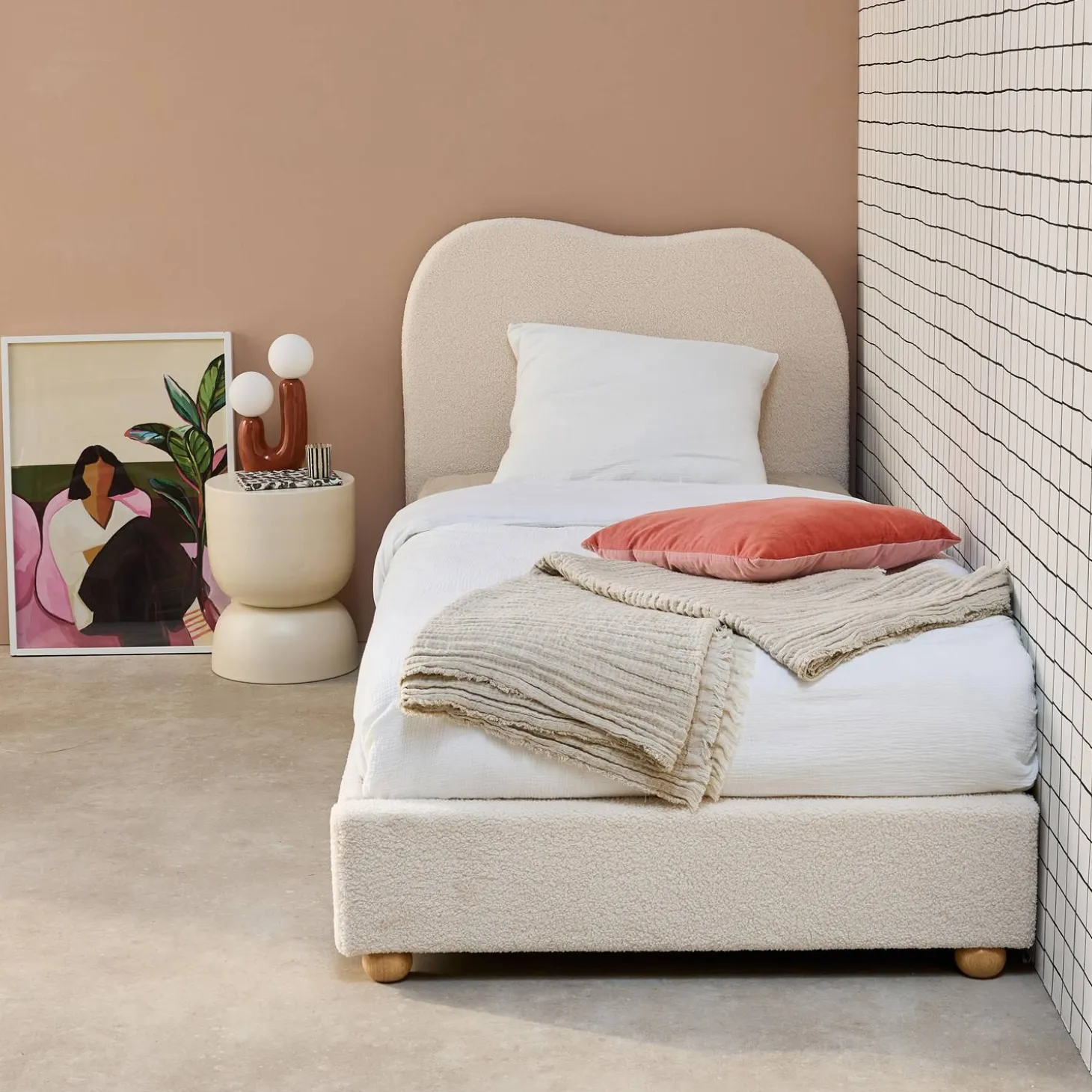 Bed met lattenbodem en hoofdeinde, wit met bouclé afwerking