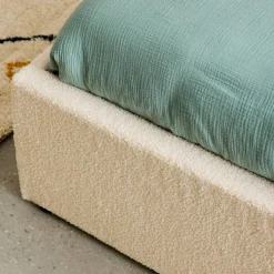 Bed met lattenbodem en hoofdeinde, bouclé afwerking, wit