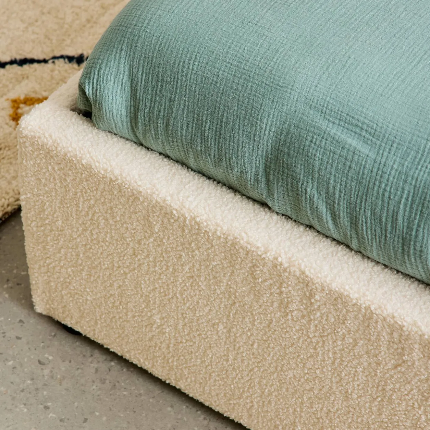 Bed met lattenbodem en hoofdeinde, bouclé afwerking, wit