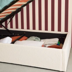 Bed met lattenbodem en hoofdeinde, bouclé afwerking, wit