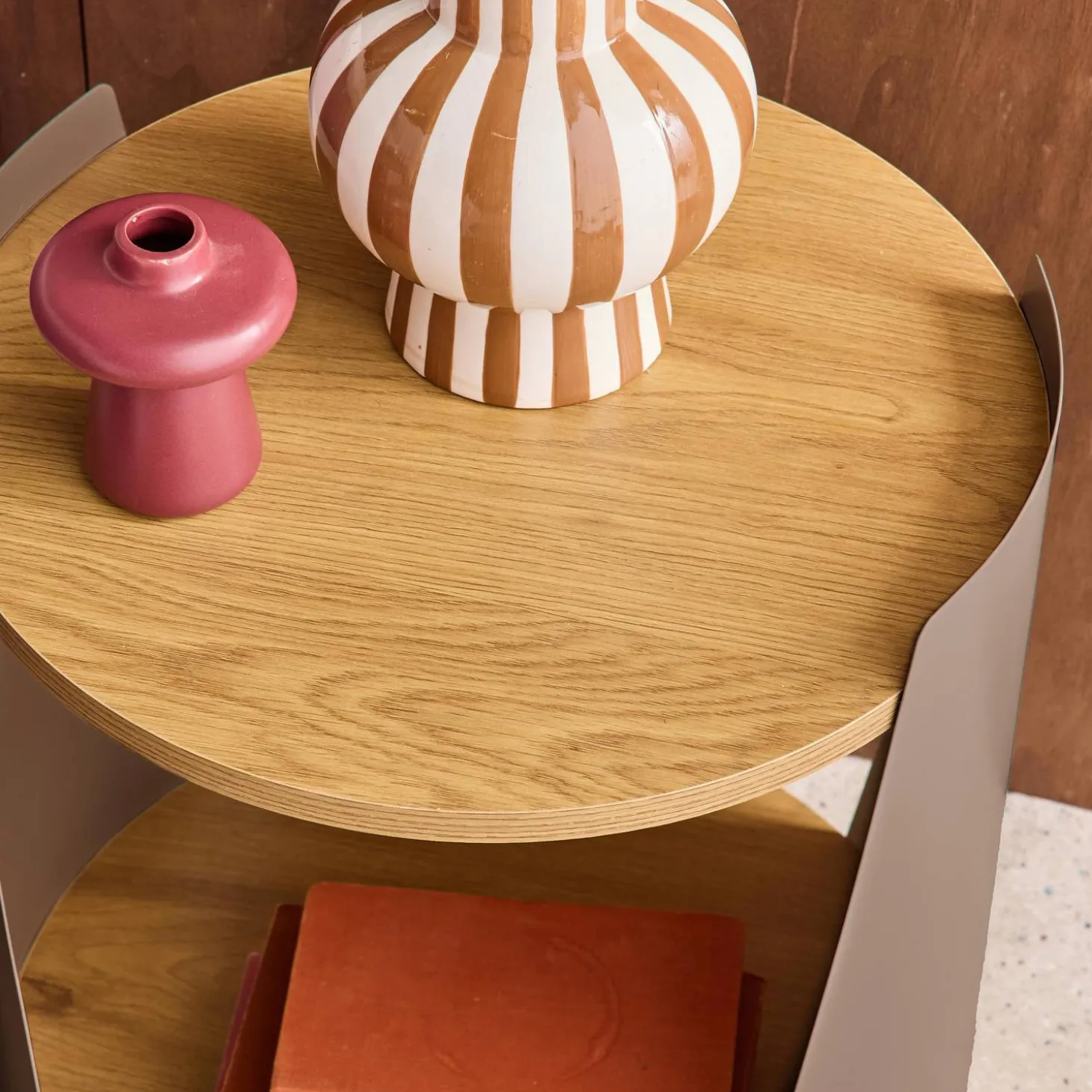 Bijzettafel op wieltjes van metaal en houtdecor
