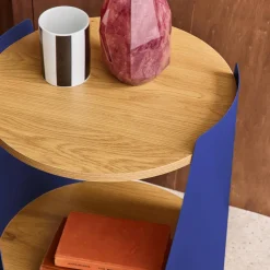 Bijzettafel op wieltjes van metaal en houtdecor