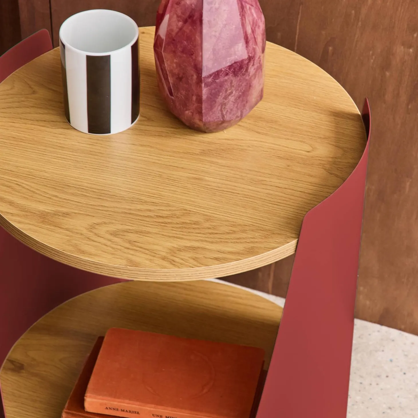 Bijzettafel op wieltjes van metaal en houtdecor