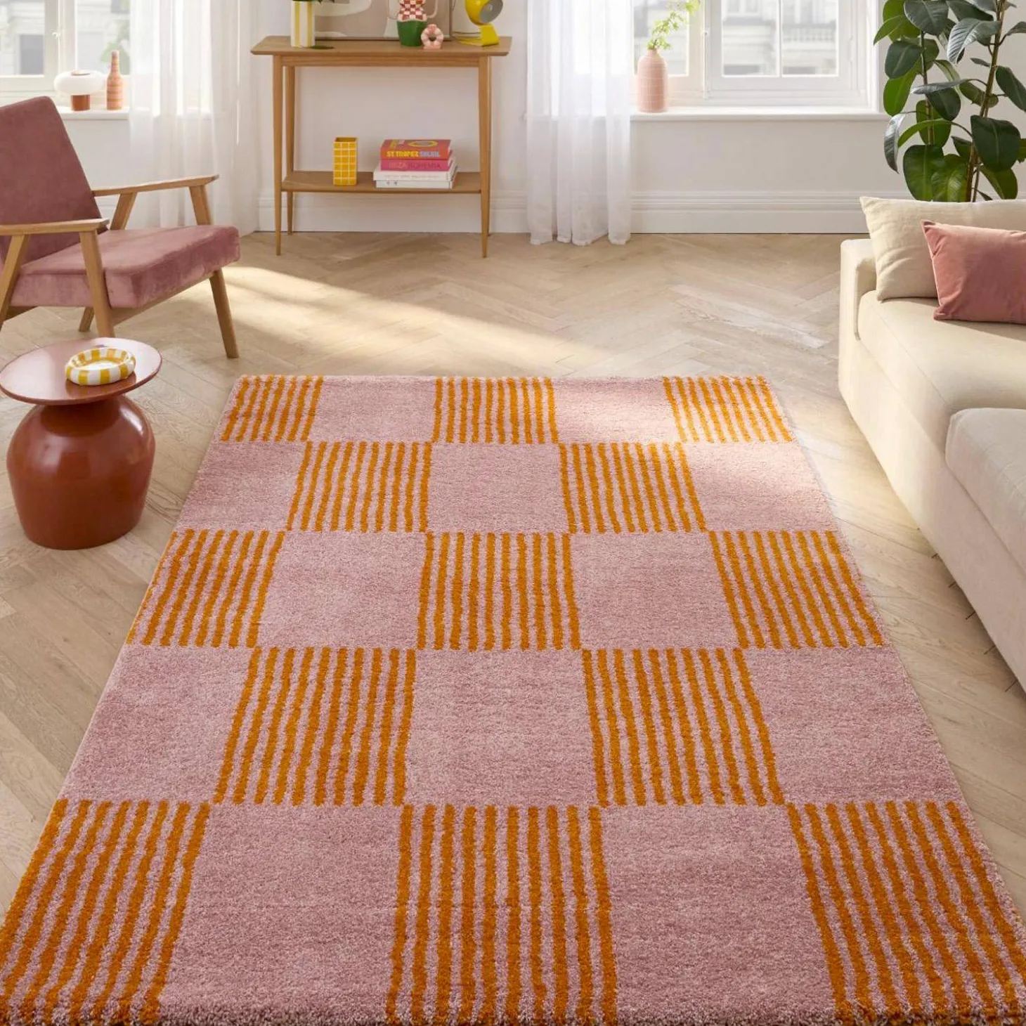 Binnen tapijt oranje en roze dambordpatroon