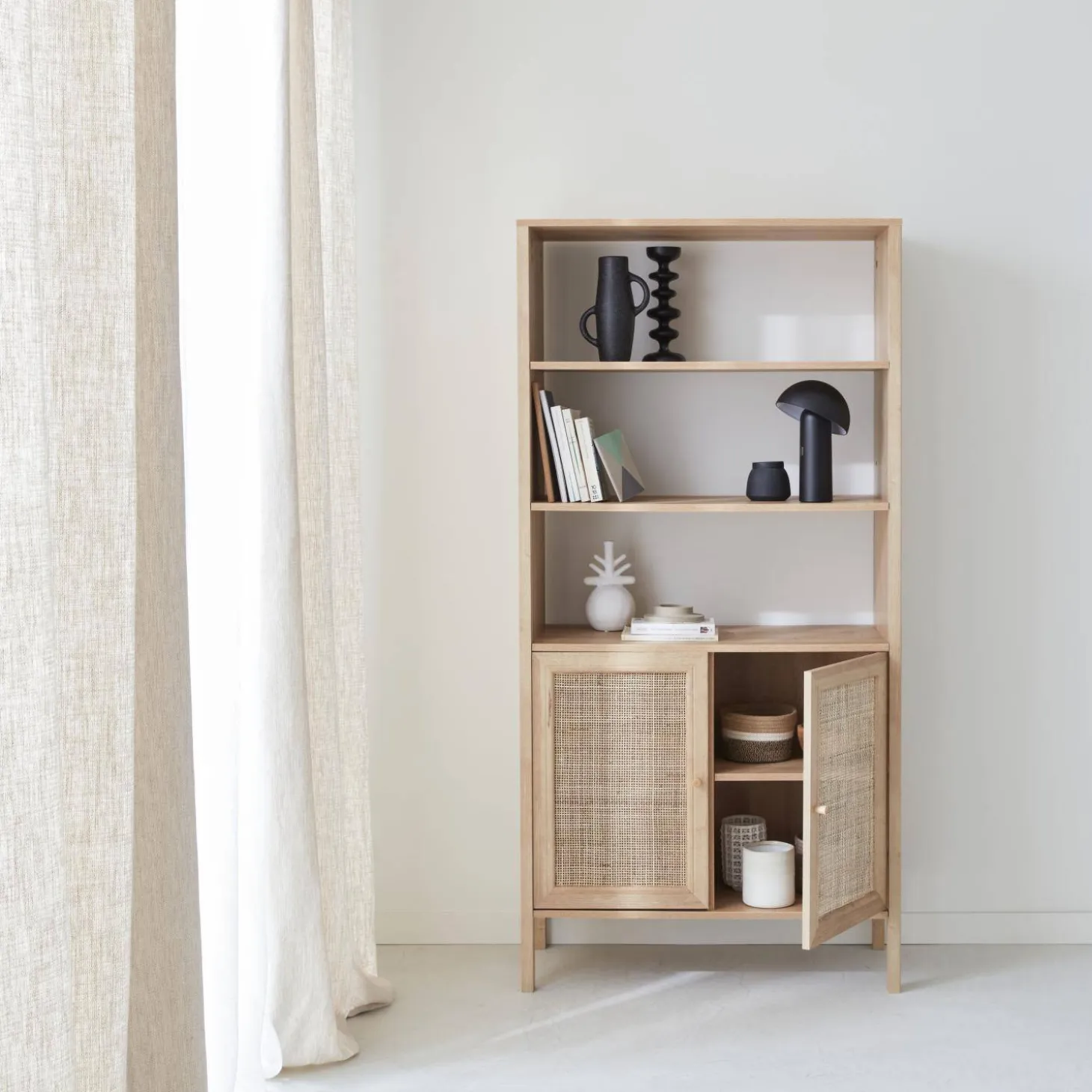 Boekenkast met 2 deuren en open planken houtdecor en rotan 80cm