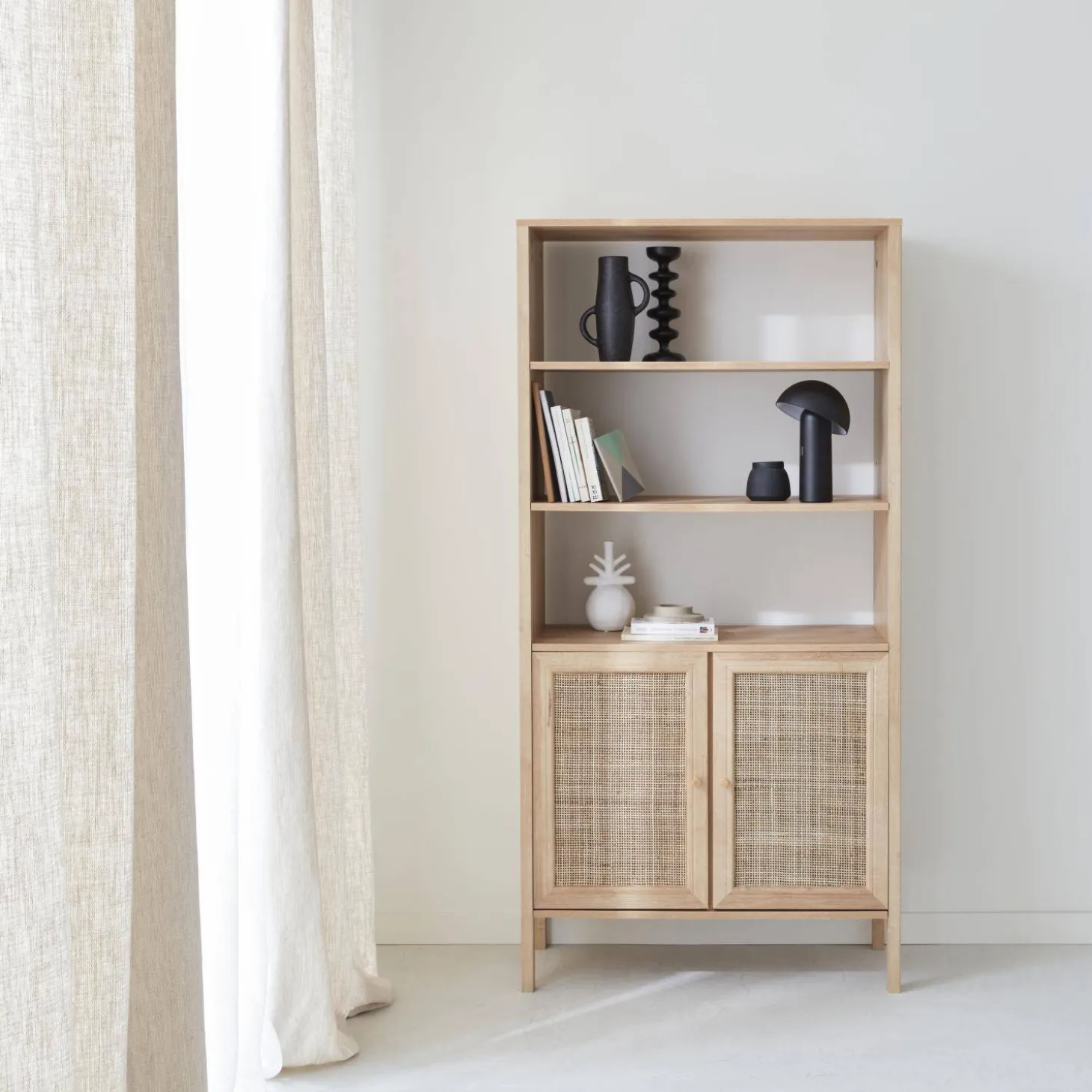 Boekenkast met 2 deuren en open planken houtdecor en rotan 80cm