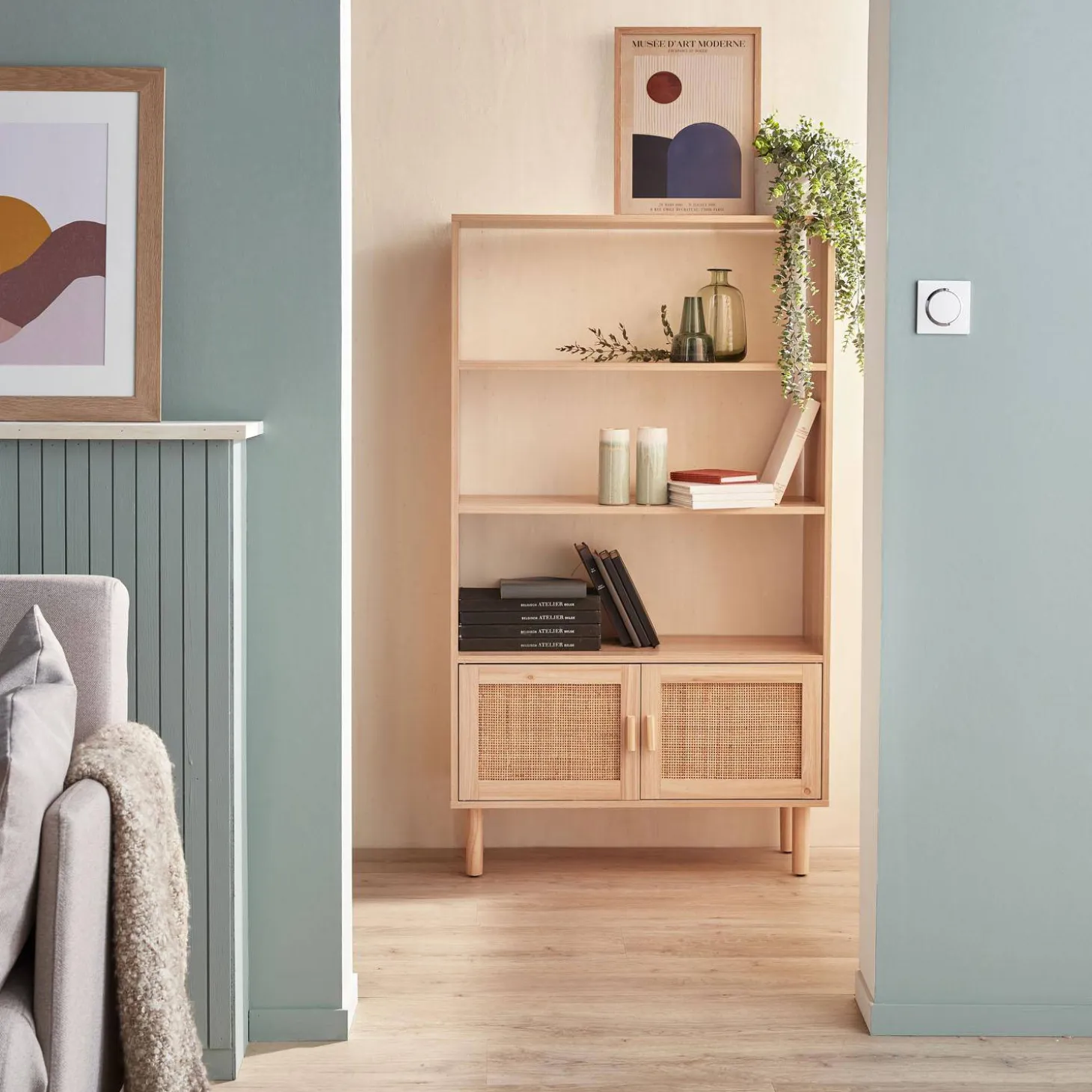 Boekenkast met 2 deurtjes en open planken rotan en houteffect 80cm
