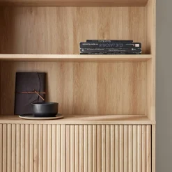Boekenkast met 2 deurtjes en planken gegroefd houtdecor 80cm
