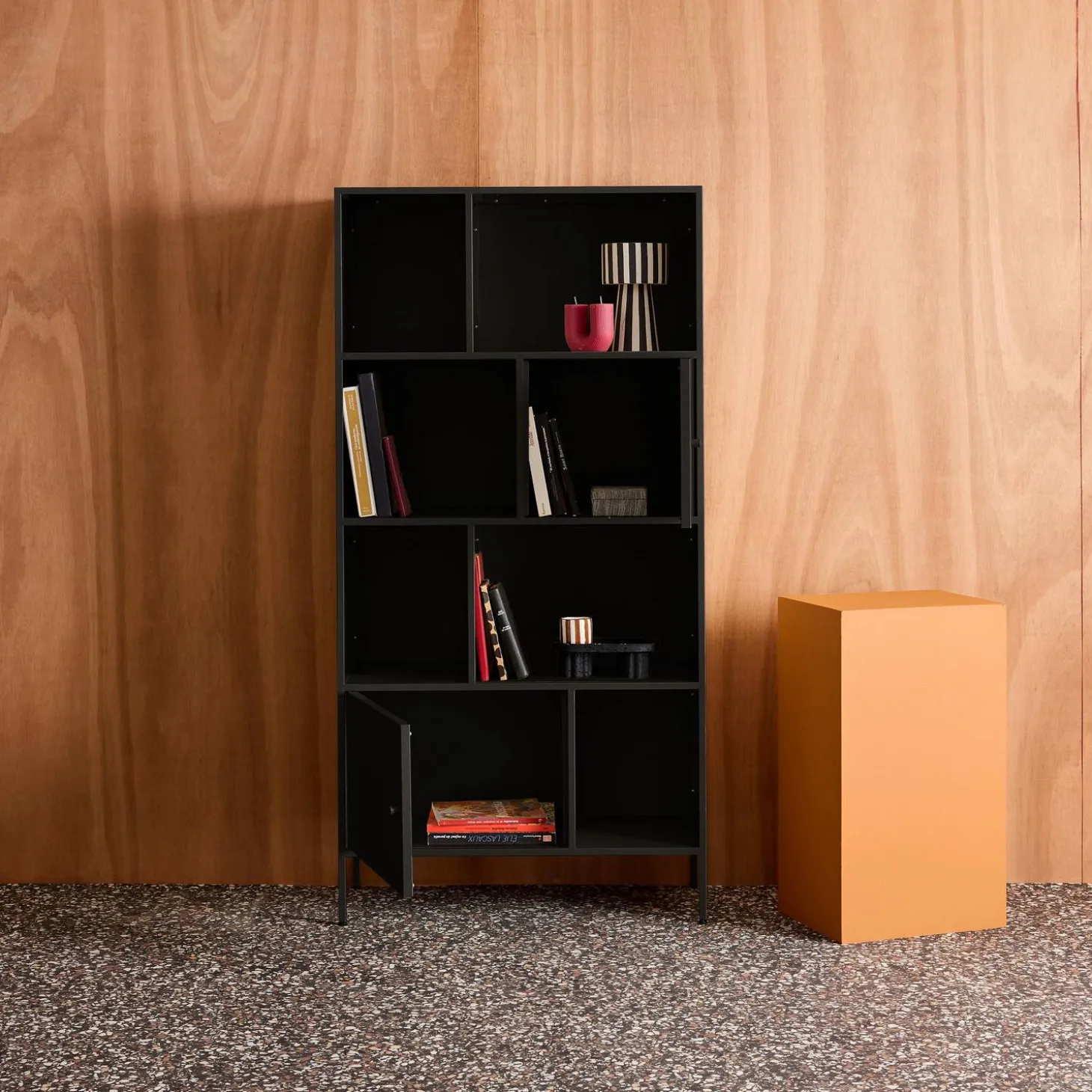 Boekenkast met 8 vakken en 2 deurtjes van metaal, industrieel