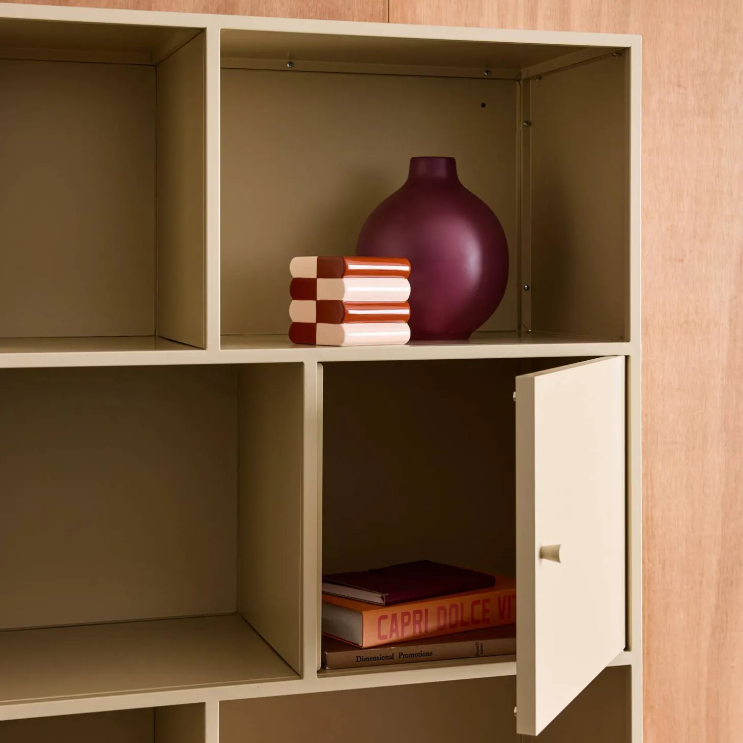 Boekenkast met 8 vakken en 2 deurtjes van metaal, industrieel