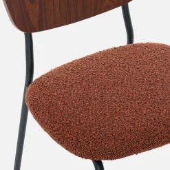Bouclé zitting en houten rugleuning stoelen (set van 2)