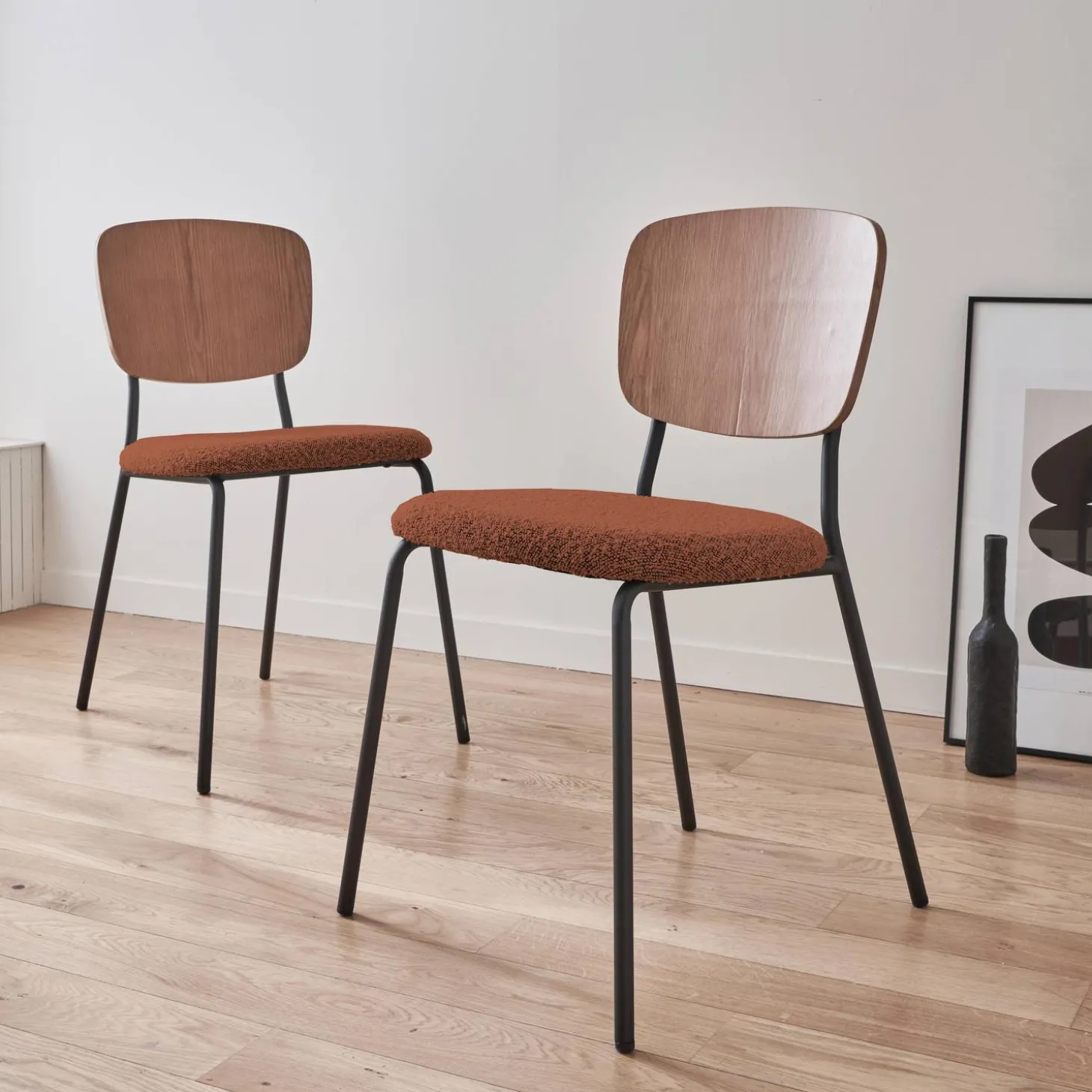 Bouclé zitting en houten rugleuning stoelen (set van 2)