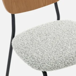 Bouclé zitting en houten rugleuning stoelen (set van 2)