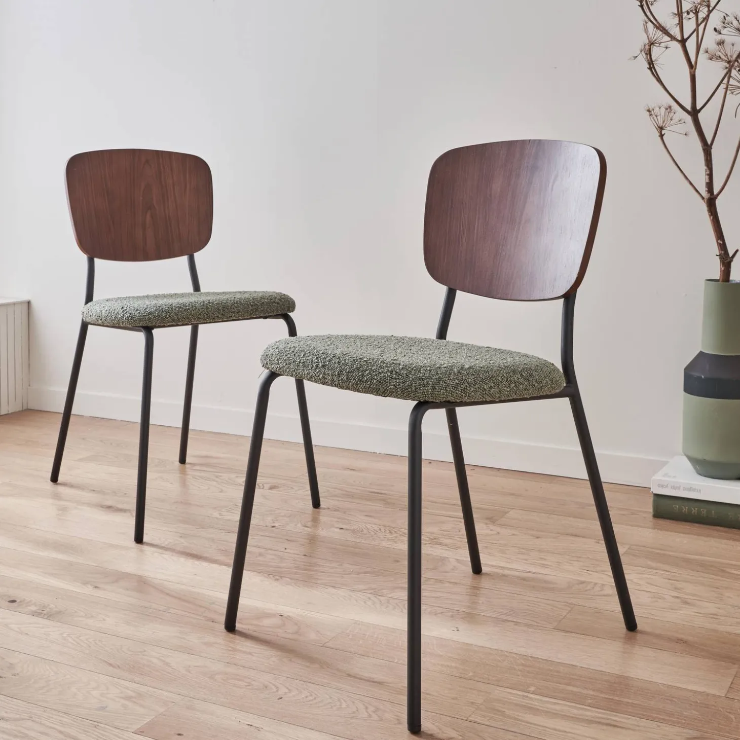 Bouclé zitting en houten rugleuning stoelen (set van 2)