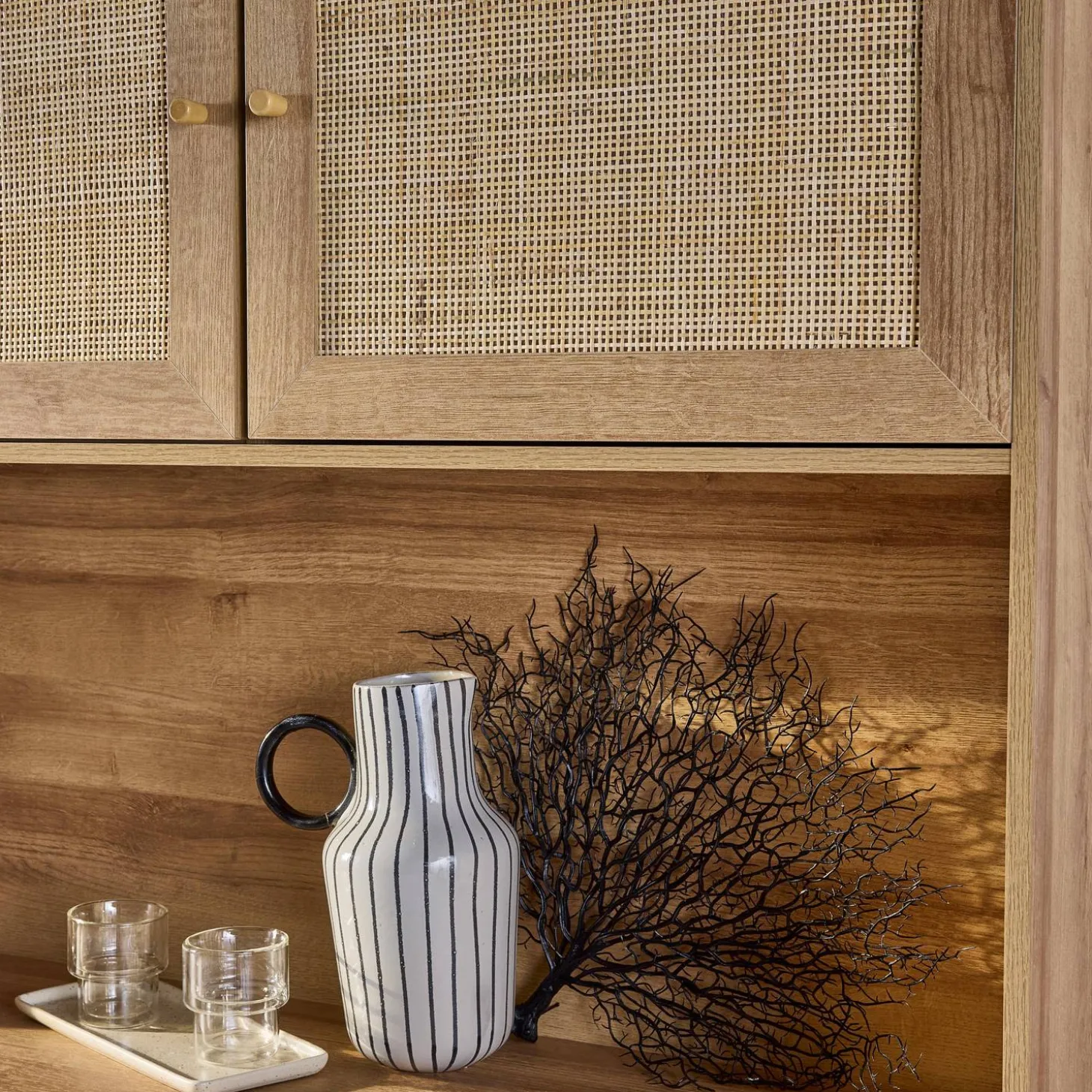 Buffetkast met 4 deuren 3 lades 1 open vak houtdecor en rotan 110cm