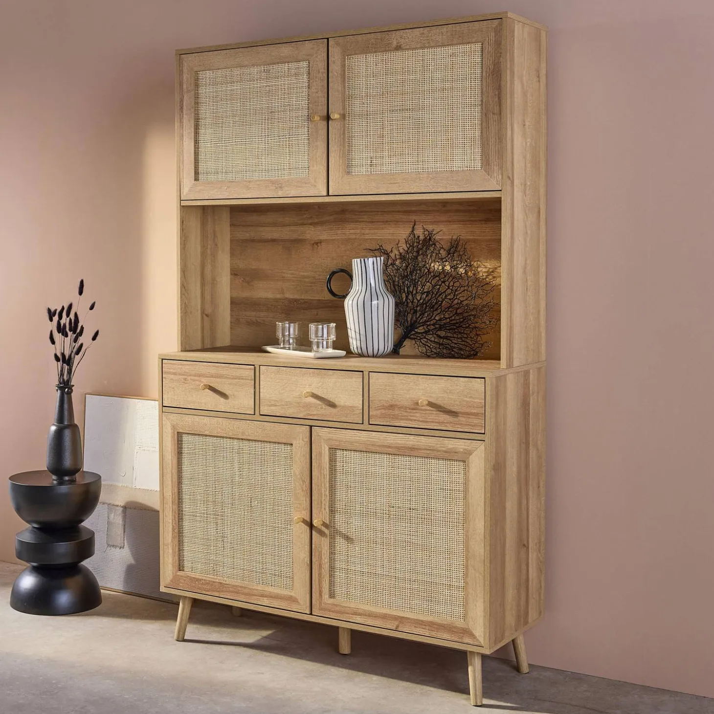 Buffetkast met 4 deuren 3 lades 1 open vak houtdecor en rotan 110cm