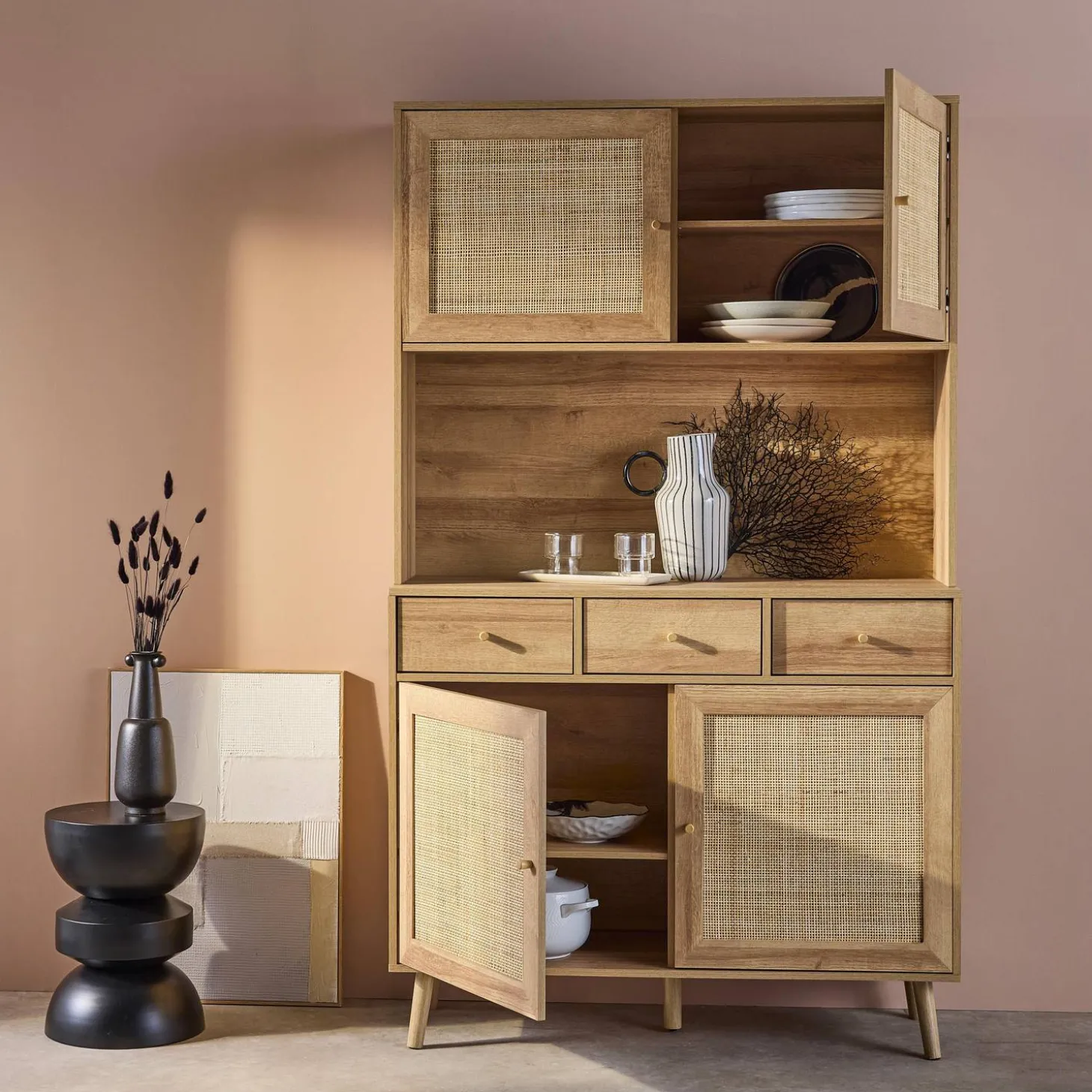 Buffetkast met 4 deuren 3 lades 1 open vak houtdecor en rotan 110cm