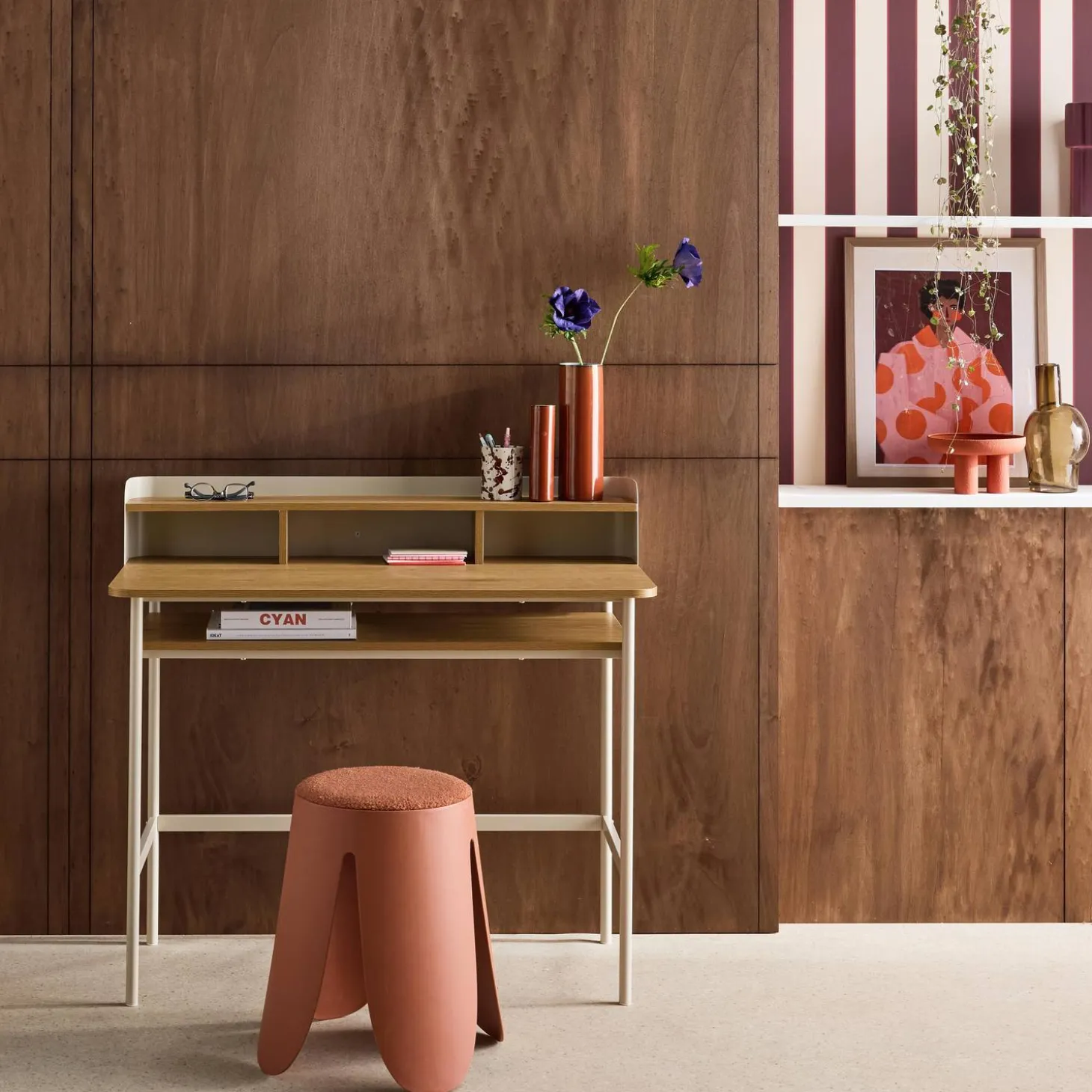 Bureau met open opbergruimte metaal en houtdecor
