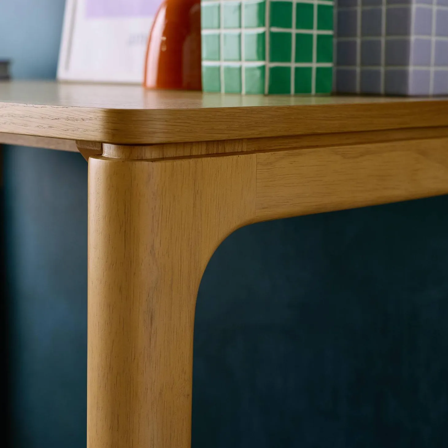 Bureau van rubberhout en eikenfineer, 1 lade