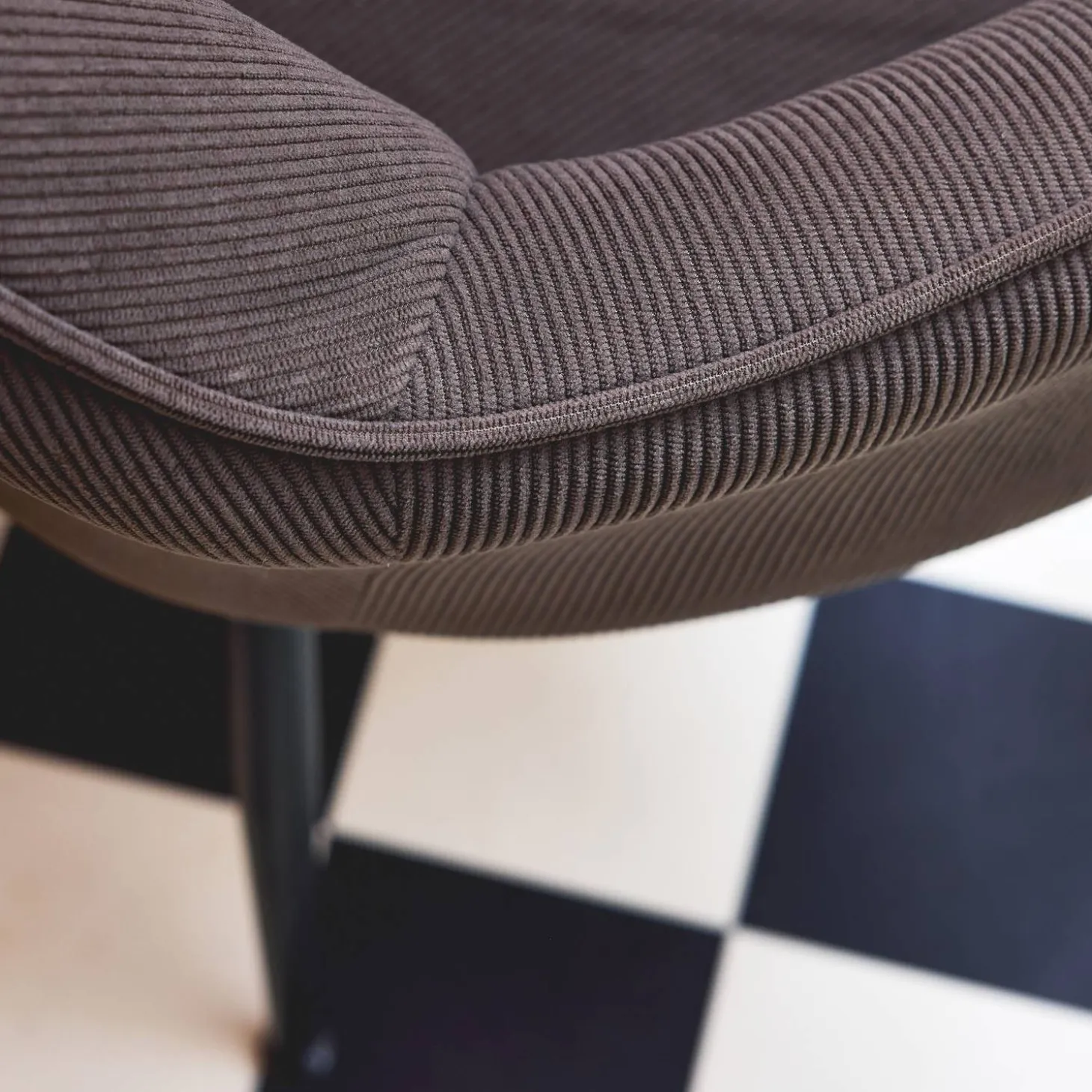 Corduroy fauteuil met matzwarte metalen poten (Set van 2)