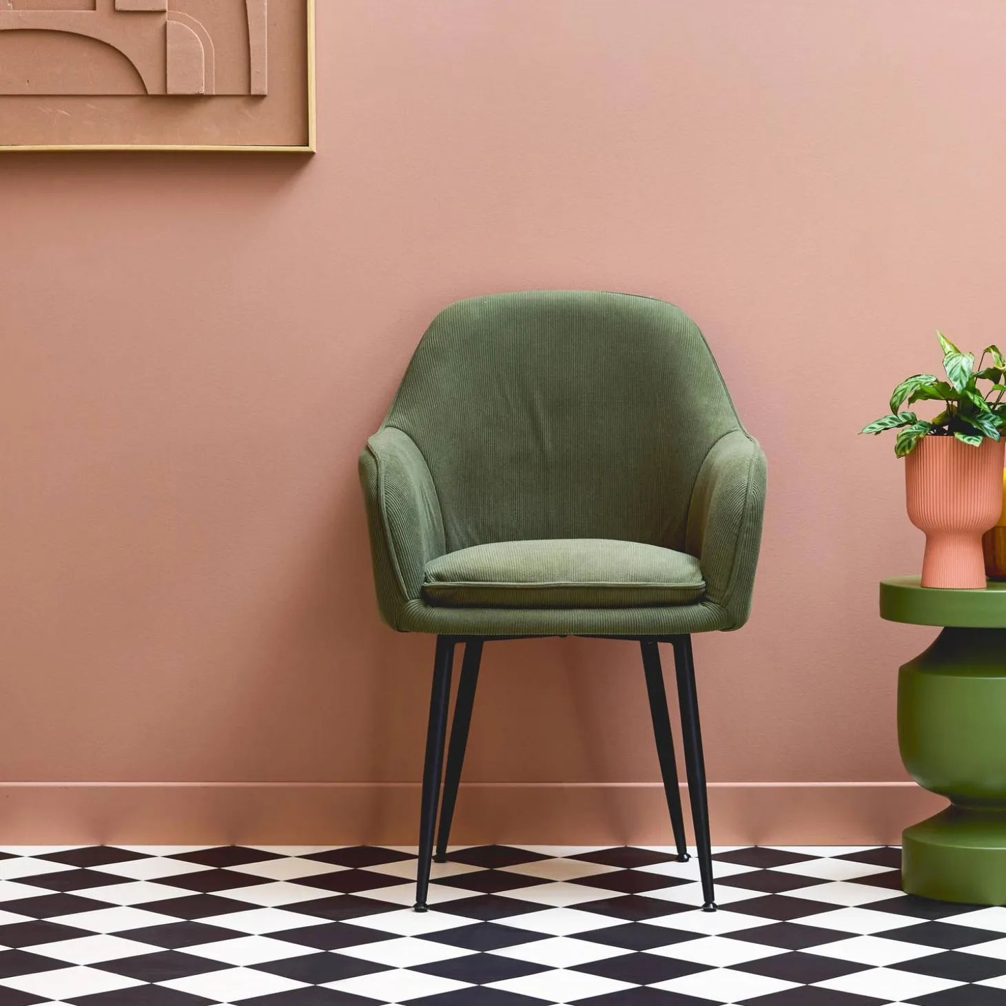 Corduroy fauteuil met matzwarte metalen poten