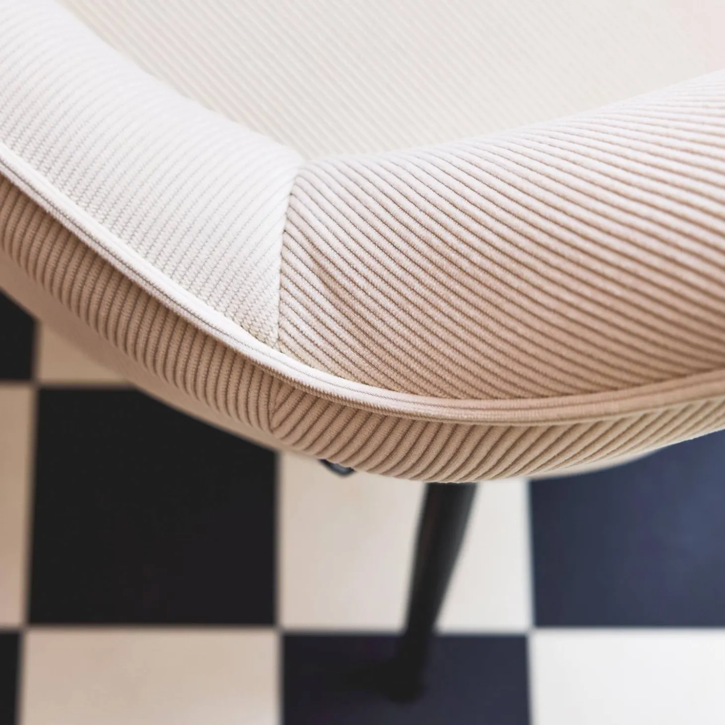 Corduroy fauteuil met matzwarte metalen poten (Set van 2)