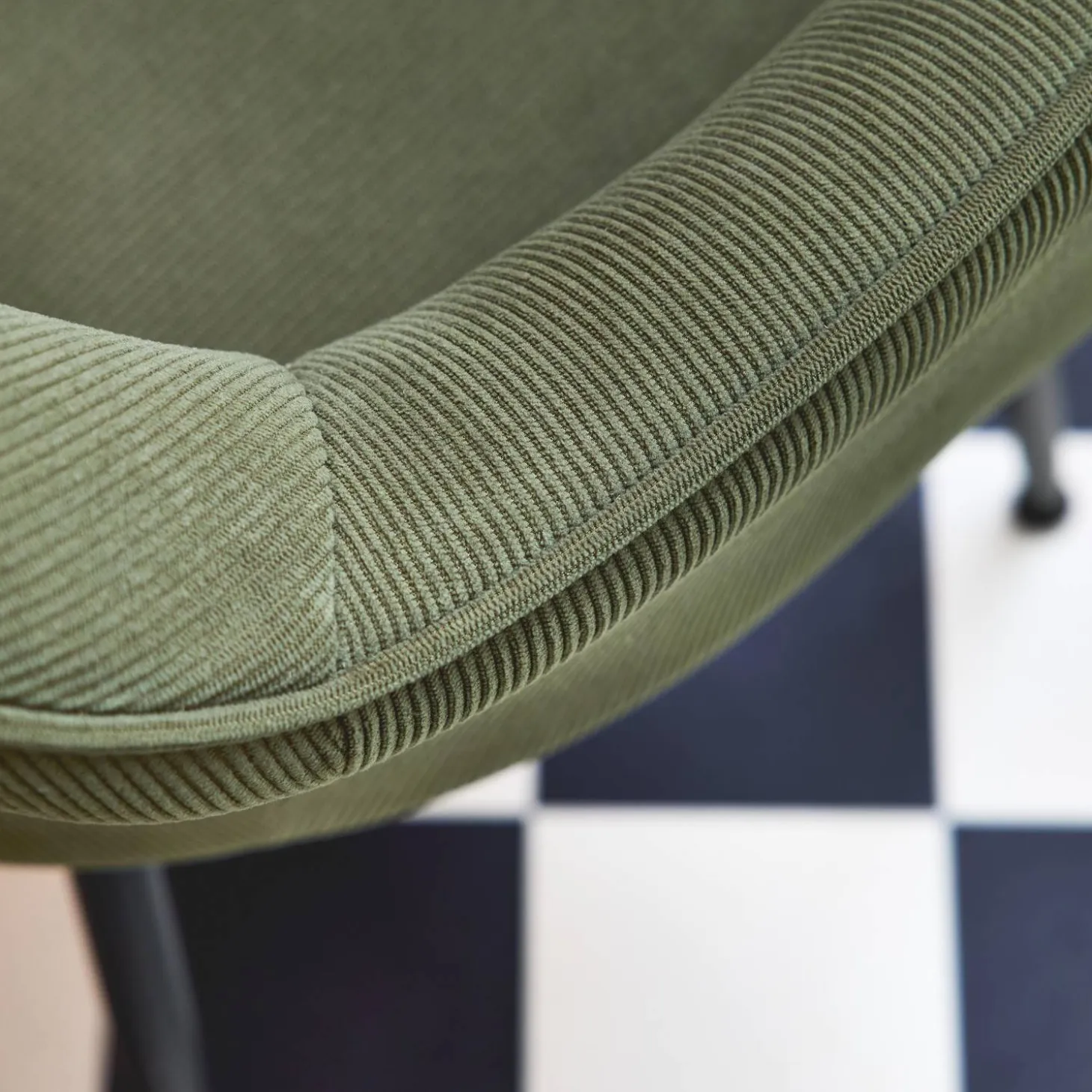 Corduroy fauteuil met matzwarte metalen poten (Set van 2)