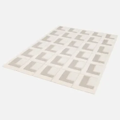 Crèmekleurig vloerkleed met geometrische patronen