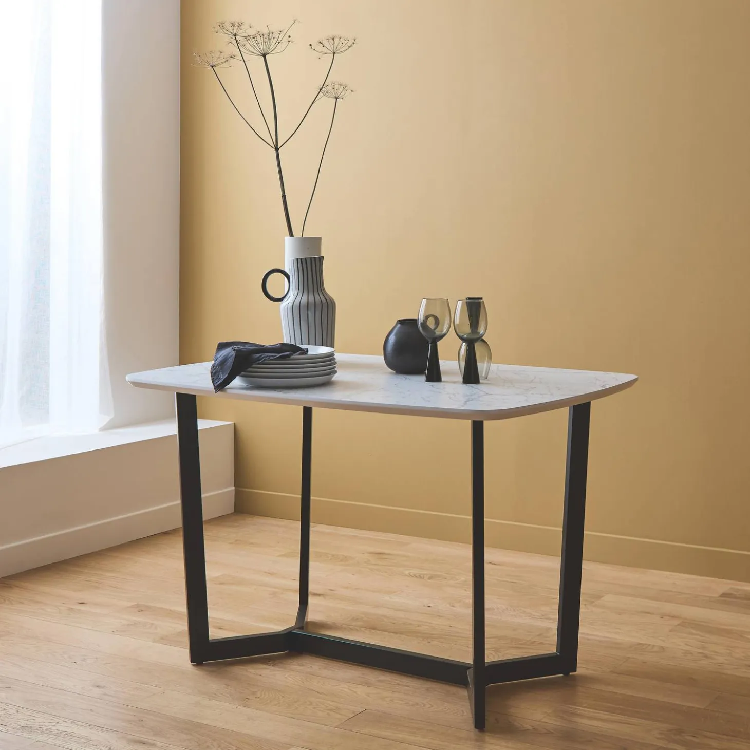 Eettafel met marmereffect, metalen poten, 4 tot 6 zitplaatsen