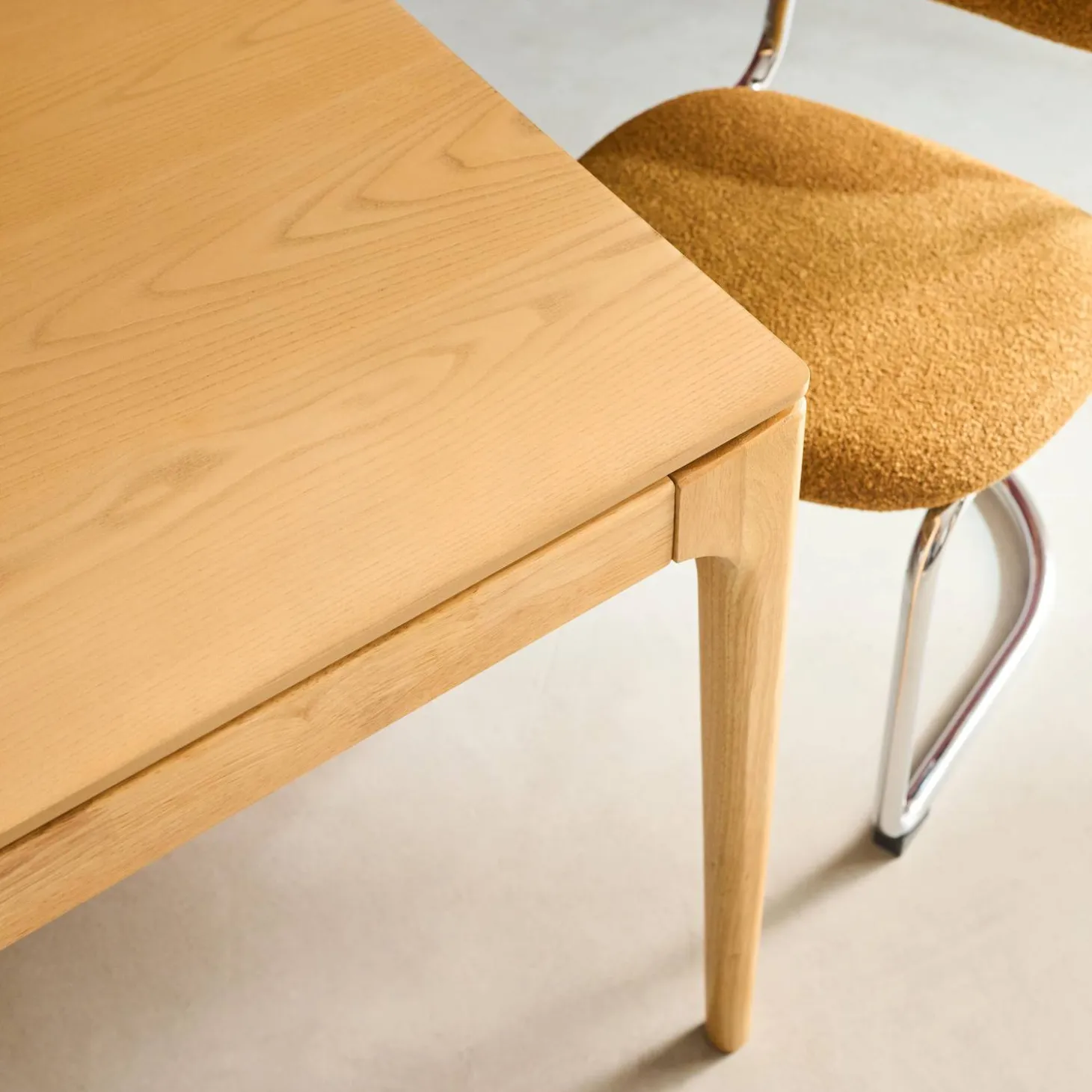 Eettafel rechthoekig rubberhout en essenfineer 8 plaatsen