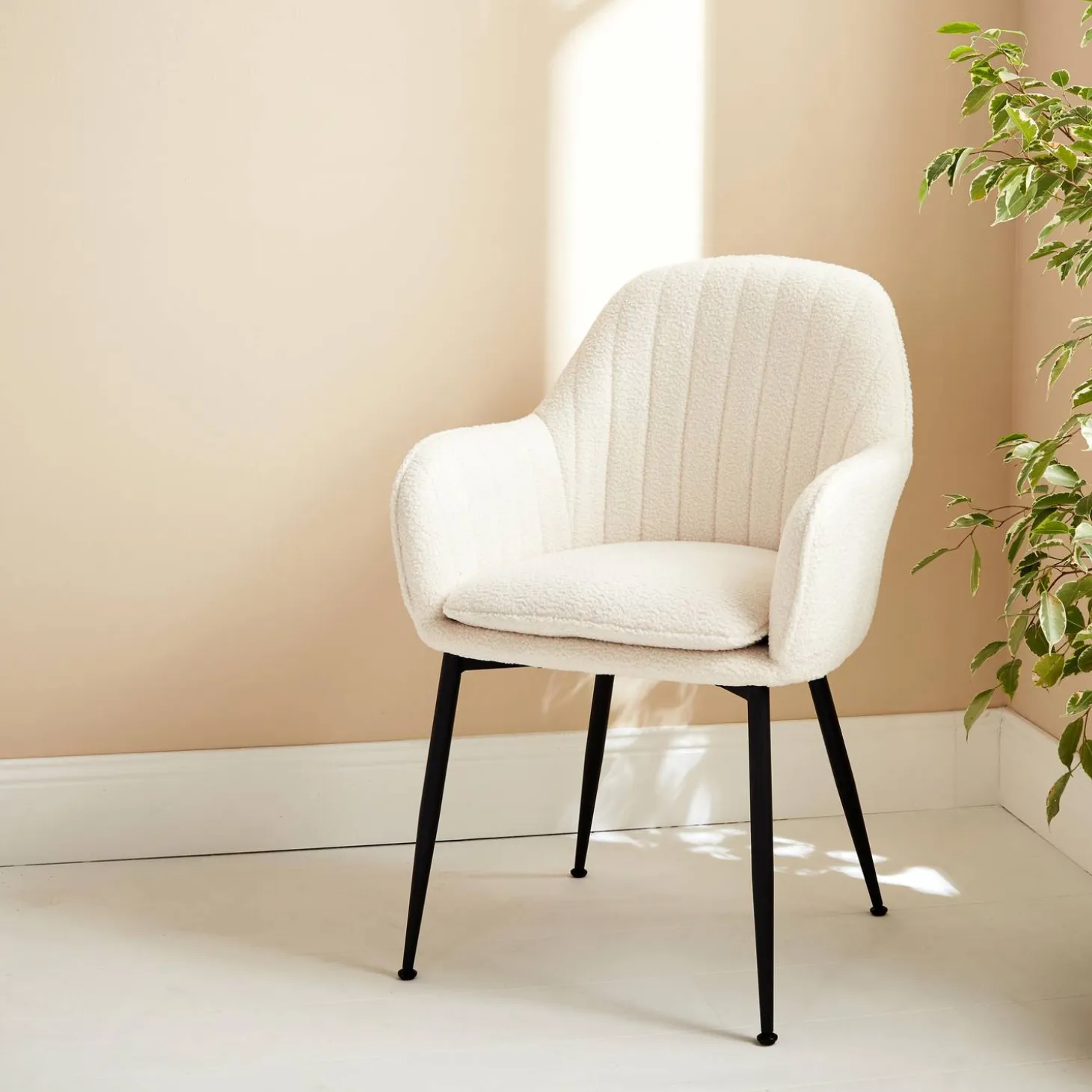Fauteuil in boucléstof met metalen poten