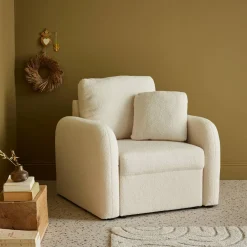 Fauteuil in witte boucléstof, afgeronde lijnen