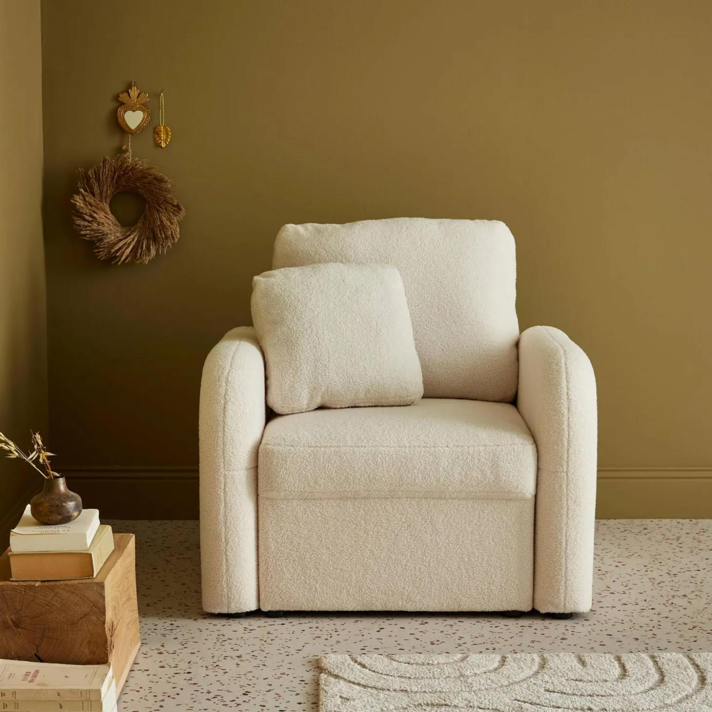 Fauteuil in witte boucléstof, afgeronde lijnen