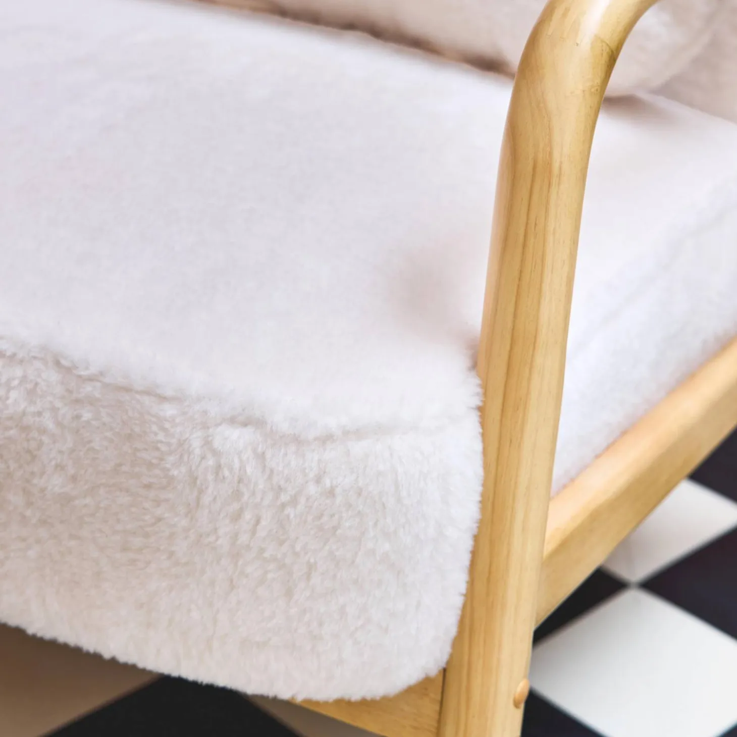 Fauteuil met naturelkleurig hout en imitatiebonteffect