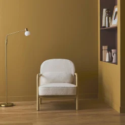 Fauteuil met naturelkleurig hout en bouclé