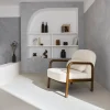 Fauteuil met walnootkleurig hout en bouclé