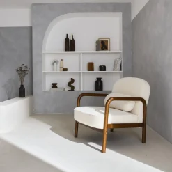 Fauteuil met walnootkleurig hout en bouclé