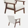 Fauteuil met walnootkleurig hout en bouclé zitting